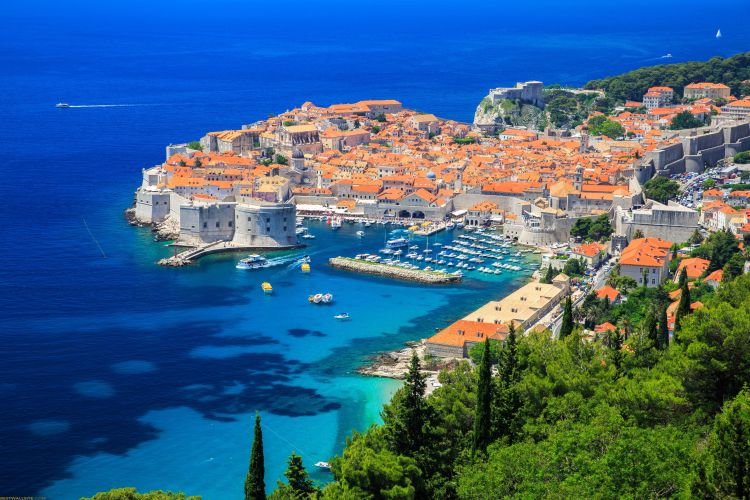 Montenegro-Schwarze Berge am blauen Meer (Kroatien - Montenegro)